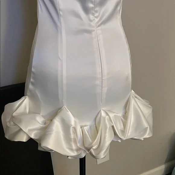 Elegant White Satin Mini Dress - Picture 4 of 4
